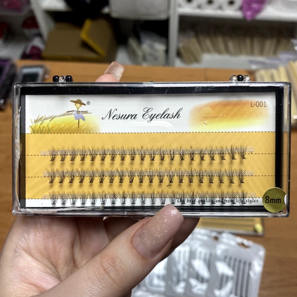 Nesura 10D 8mm knotless wispy lashes (damaged packaging)