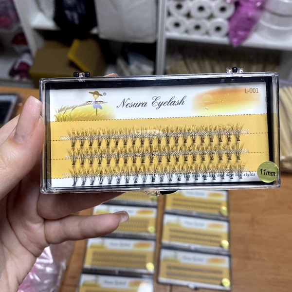 Nesura Вії 10D 11мм пучкові безвузликові (пошкоджена упаковка)