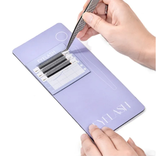 Magnetic plate for eyelash extensions