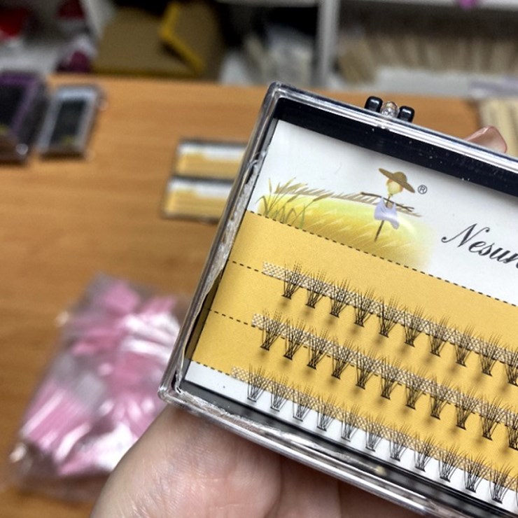 Nesura 10D 8mm knotless eyelashes (damaged packaging)